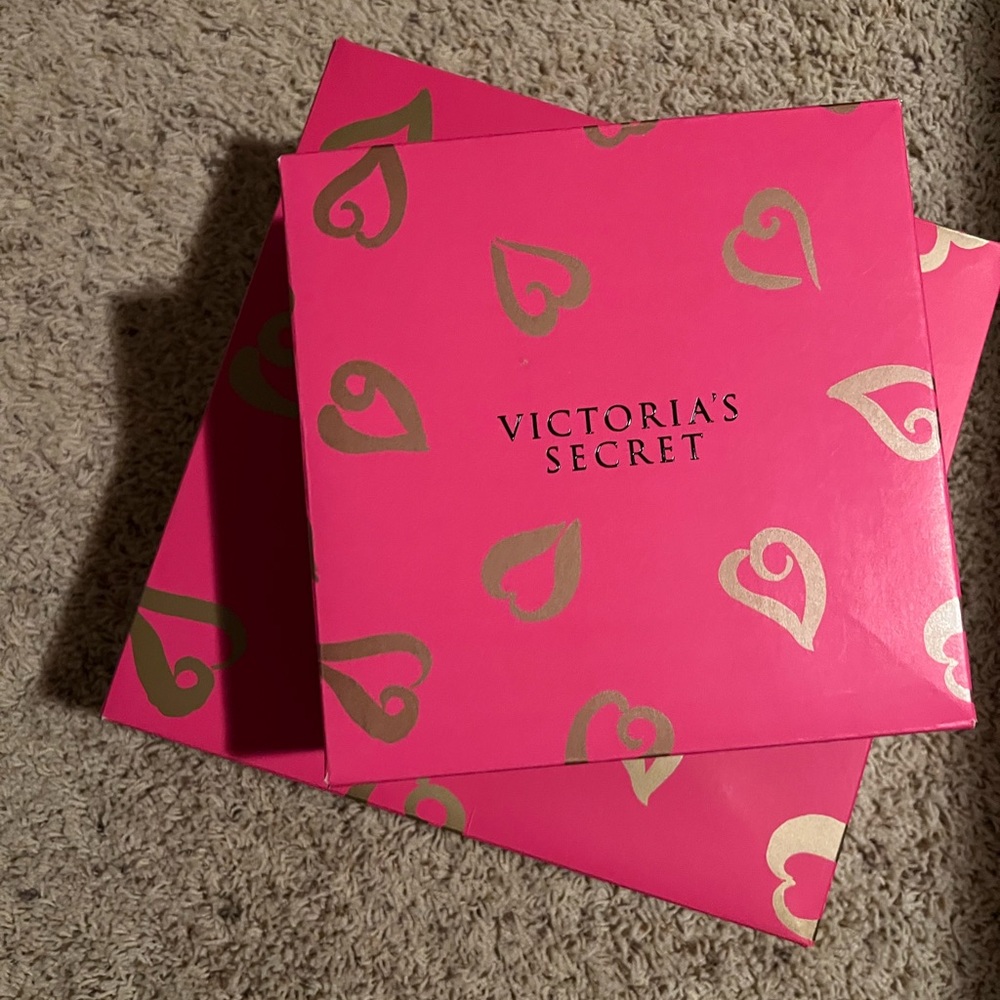 Vintage Victoria’s Secrets boxes 3 large and 3 small